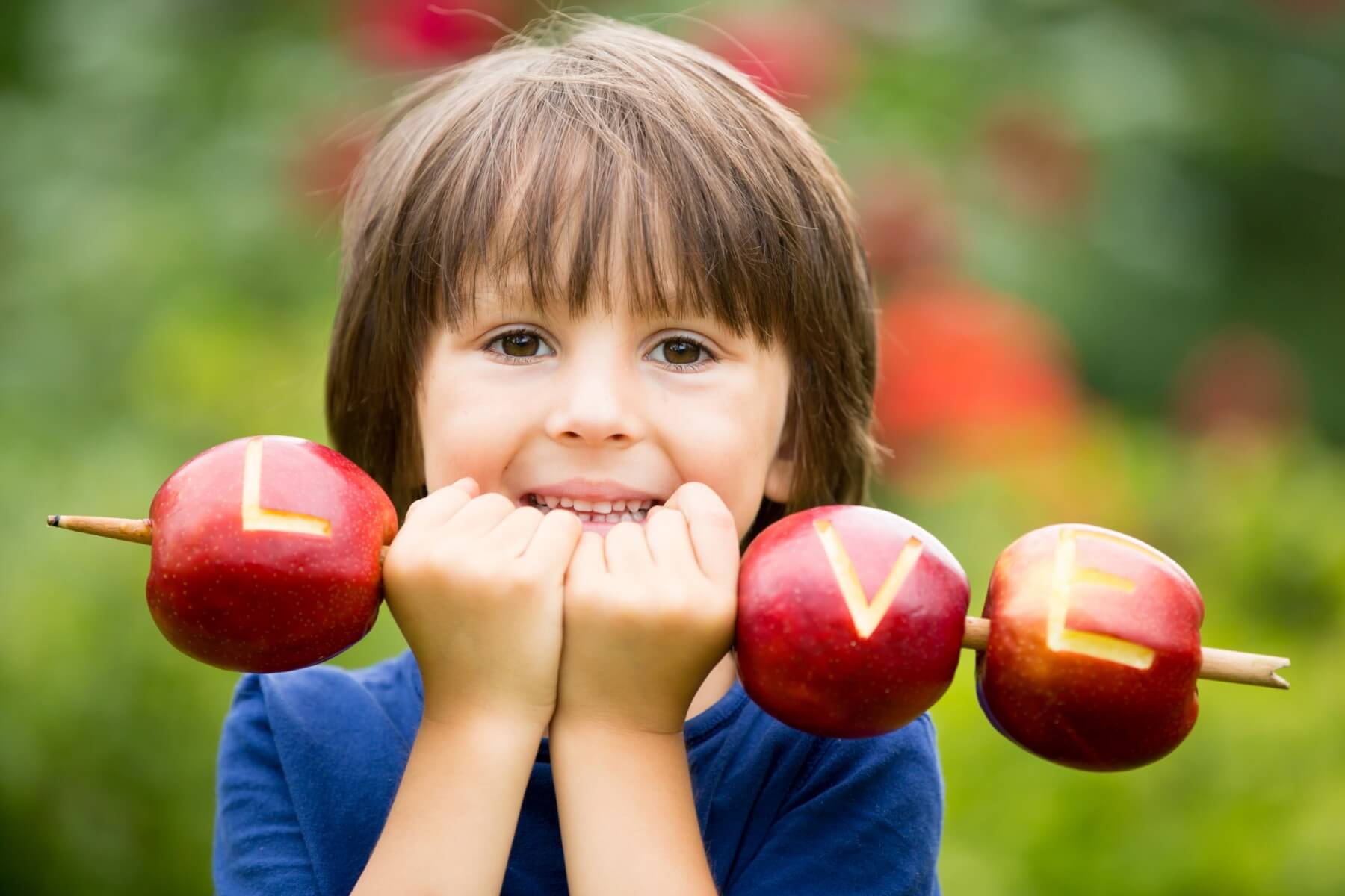 Can l have apples. Мальчик держит в руках яблоко. Мальчик держит кирпич.